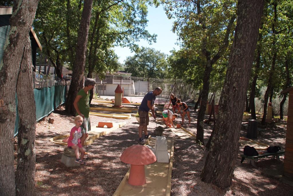 Camping Le Parc Saint-Paul-en-Forêt Eksteriør billede