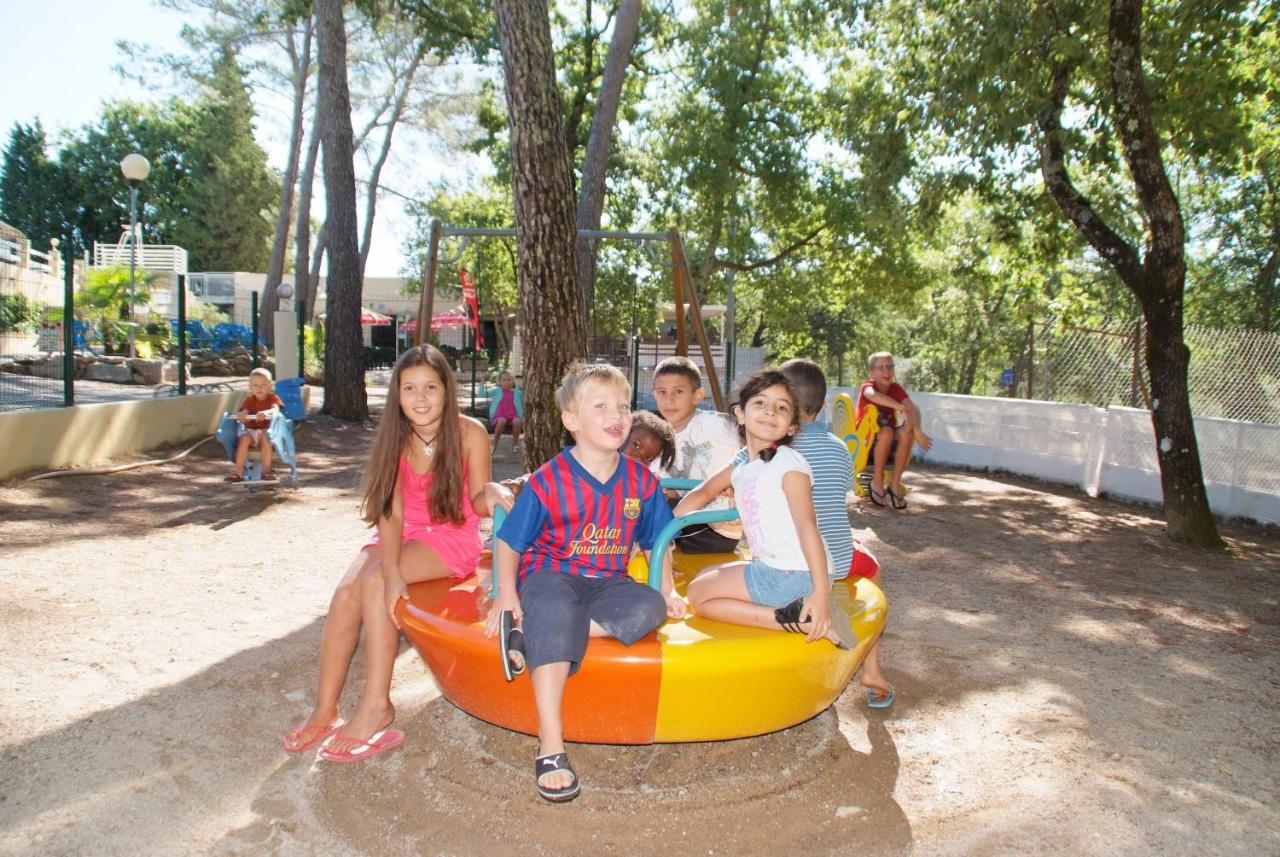Camping Le Parc Saint-Paul-en-Forêt Eksteriør billede